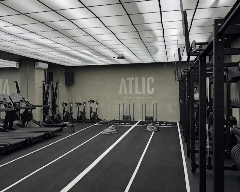Turf lanes, treadmills and the rig on the training floor at Atlic in Lomas de Chapultepec
