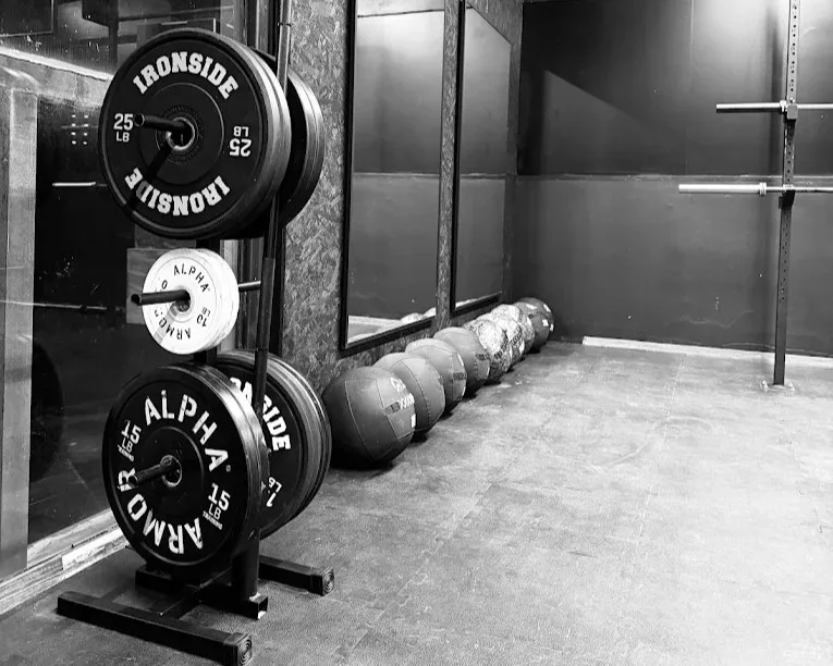 Weight plates and wall balls on the training floor at Legado Cross-Training in Mixcoac