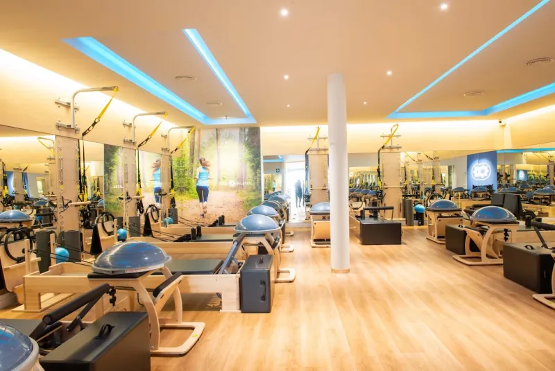 Rows of Reformers in the bright studio at Club Pilates Palma Avenidas