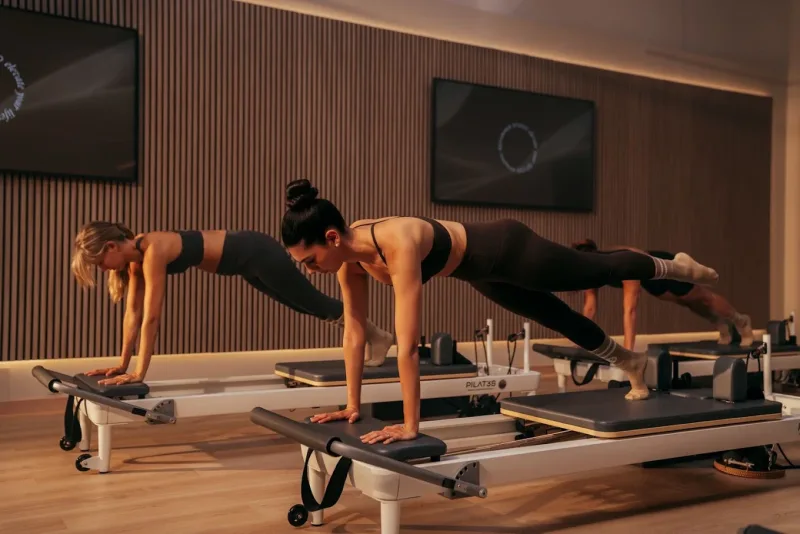 A Reformer class in progress at PILAT3S Douro Foz in Porto