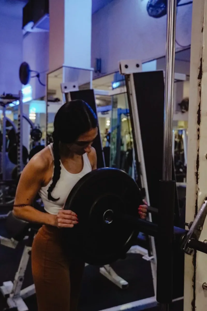 A member training with weights at Gimnasio Imagen in Santa Cruz de Tenerife